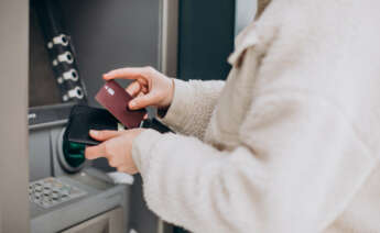 Con la tecnología NFC no necesitarás la tarjeta para sacar dinero del cajero. Imagen: Freepik.