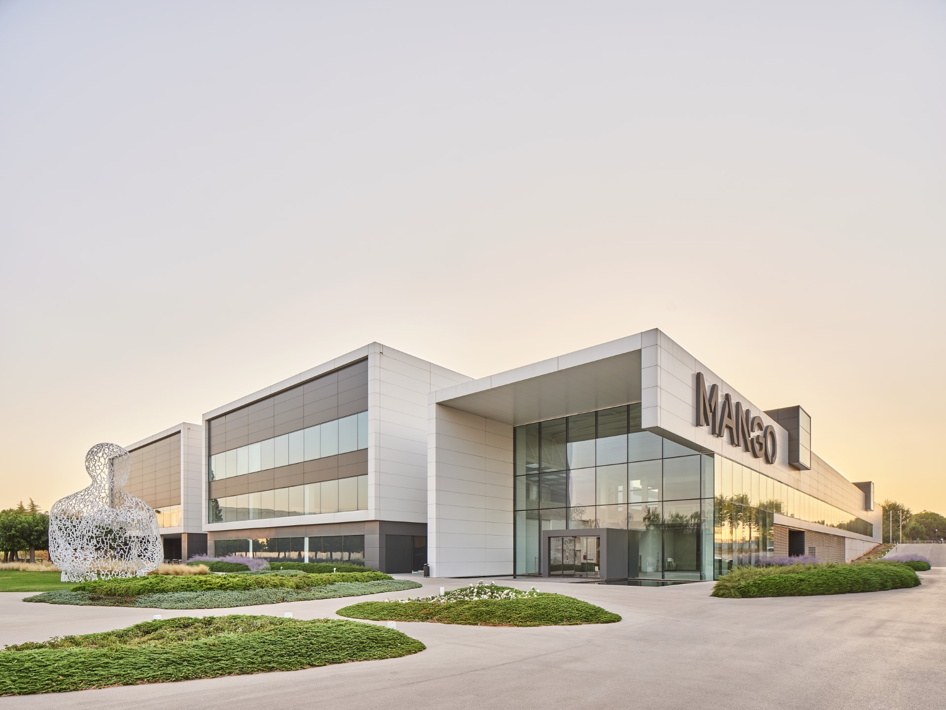 Edificio de Mango en color blanco