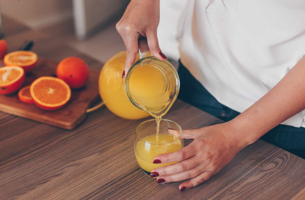 El zumo de naranja incluye varias piezas de fruta. Foto: Freepik.