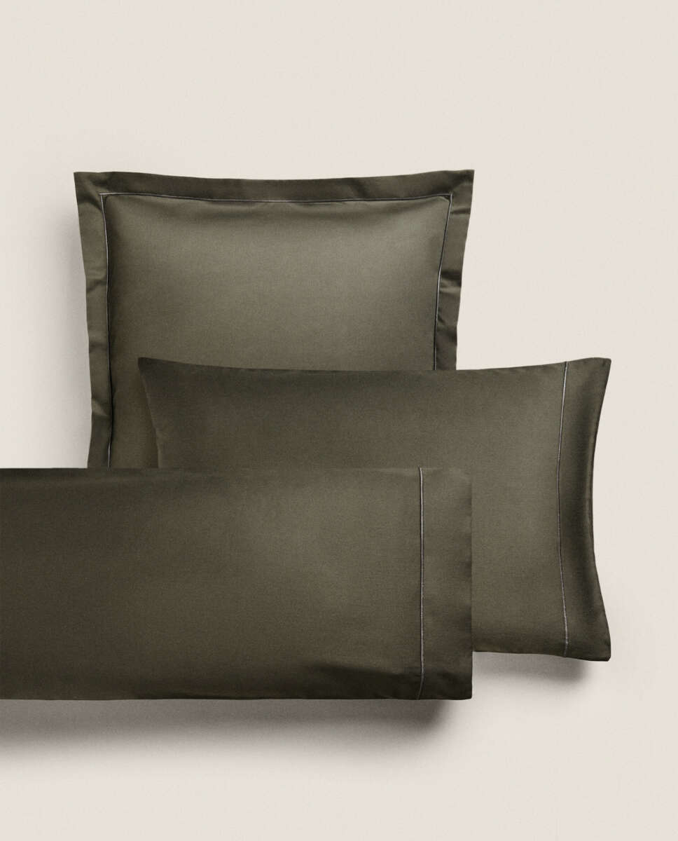 Las fundas de almohada de satén con festón de Zara Home