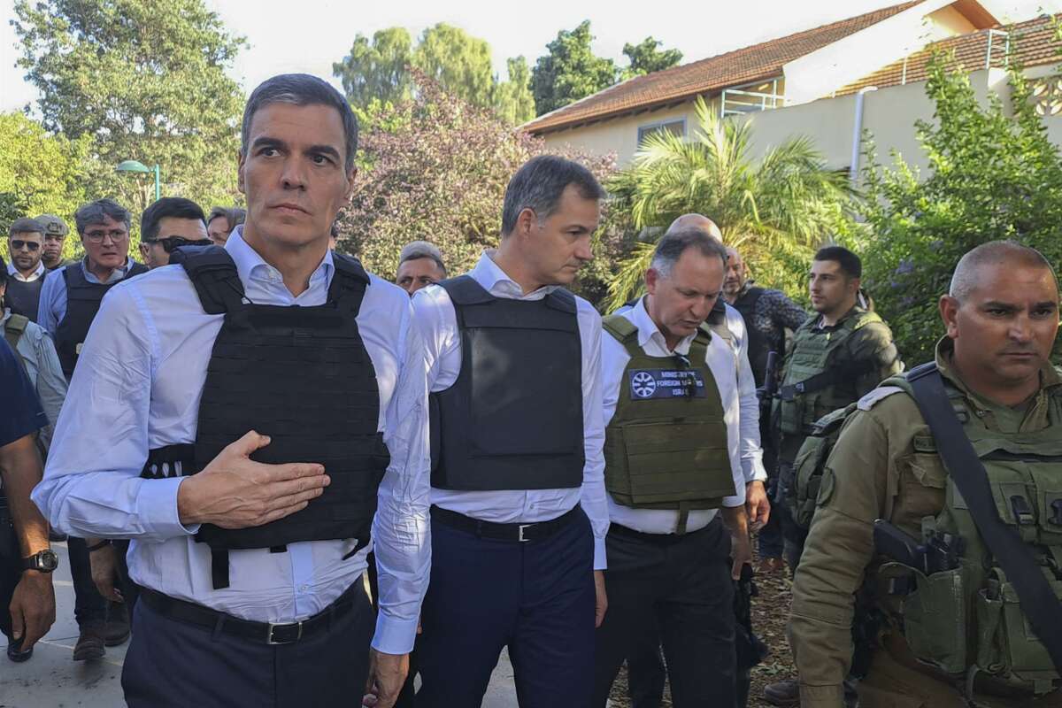 El presidente del Gobierno Pedro Sánchez escucha a un mando militar israelí que les relata lo que ocurrió en el kibutz de Be'eri. Foto: EFE.