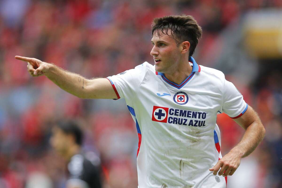 Santiago Giménez de Cruz Azul celebra un gol