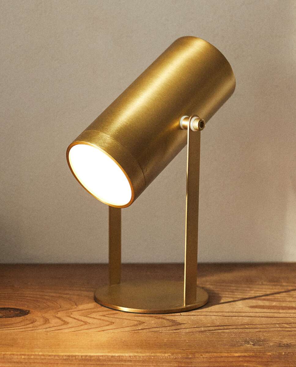 La lámpara foco recargable con USB de Zara Home en color dorado