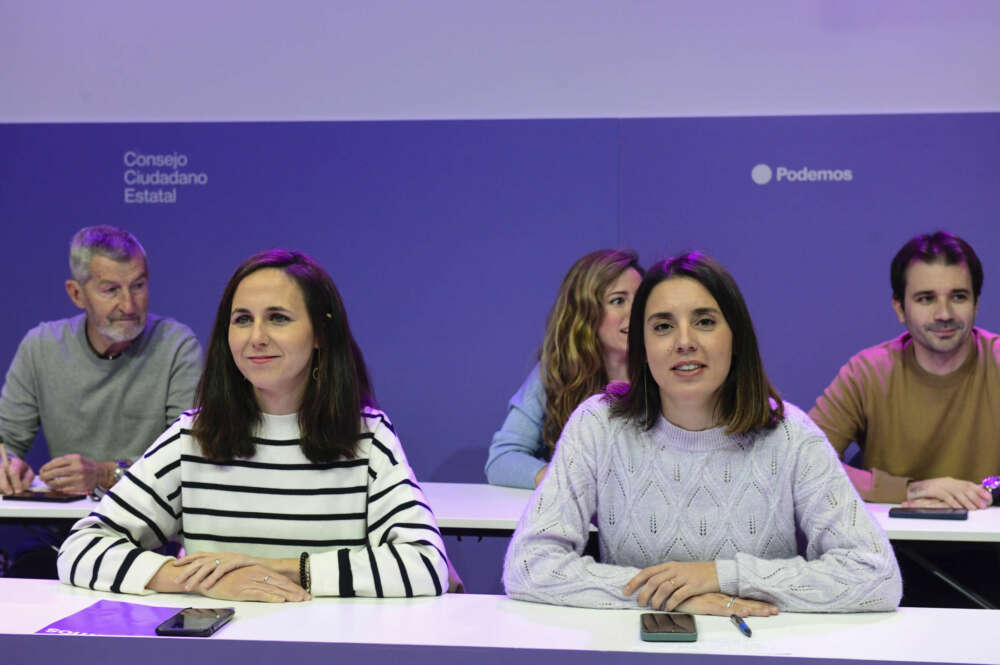 MADRID, 25/11/2023.- La secretaria general de Podemos y diputada de Sumar, Ione Belarra (i), y la exministra de Igualdad Irene Montero (d) asisten al Consejo ciudadano estatal de Podemos celebrado este sábado en Madrid. EFE/ Victor Lerena