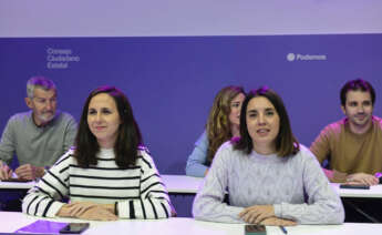 MADRID, 25/11/2023.- La secretaria general de Podemos y diputada de Sumar, Ione Belarra (i), y la exministra de Igualdad Irene Montero (d) asisten al Consejo ciudadano estatal de Podemos celebrado este sábado en Madrid. EFE/ Victor Lerena