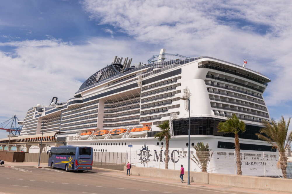 GRAFAND3665. MÁLAGA, 29/09/2022.- Llega este jueves por primera vez a Málaga el buque "MSC Meraviglia", de la compañía naviera MSC Cruceros -la tercera más grande del mundo entre las cruceristas- que aumentará sus escalas en el Puerto de Málaga un 31 por ciento el próximo año, ya que visitará la ciudad en 38 ocasiones durante el año 2023. EFE/
