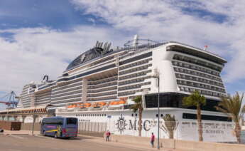 GRAFAND3665. MÁLAGA, 29/09/2022.- Llega este jueves por primera vez a Málaga el buque "MSC Meraviglia", de la compañía naviera MSC Cruceros -la tercera más grande del mundo entre las cruceristas- que aumentará sus escalas en el Puerto de Málaga un 31 por ciento el próximo año, ya que visitará la ciudad en 38 ocasiones durante el año 2023. EFE/