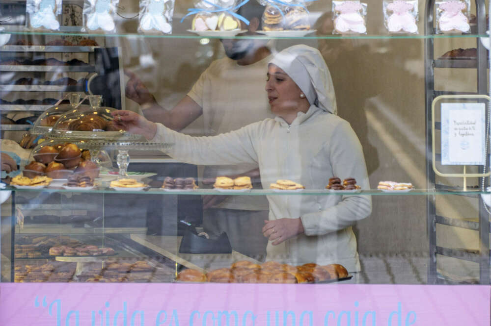Una trabajadora en una pastelería de Santander. EFE/ Román G. Aguilera