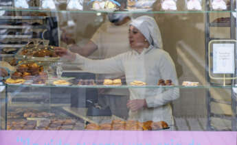 Una trabajadora en una pastelería de Santander. EFE/ Román G. Aguilera