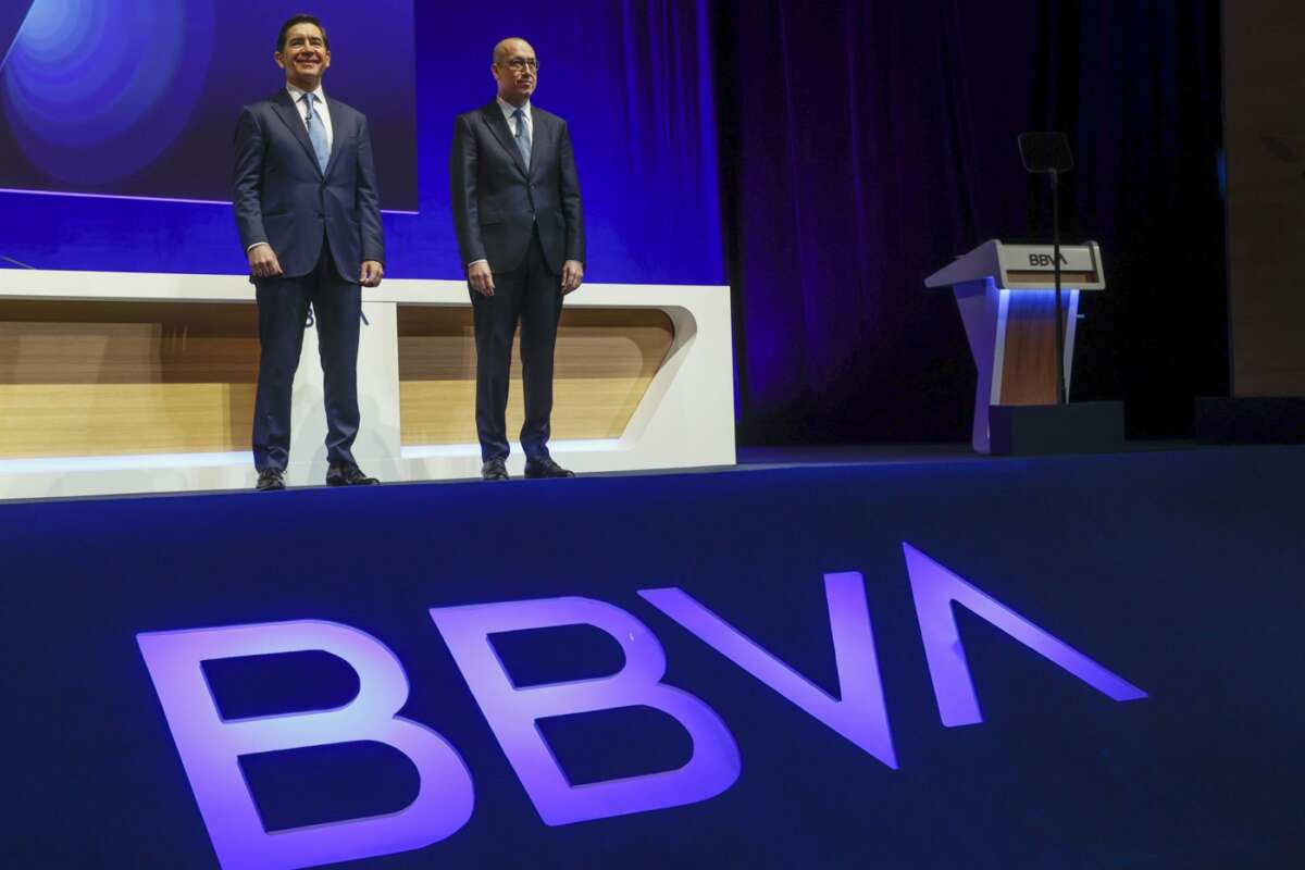 Carlos Torres, presidente de BBVA, (izq.) y Onur Genç, CEO del banco (dcha). EFE