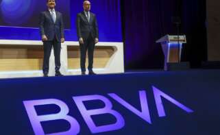 Carlos Torres, presidente de BBVA, (izq.) y Onur Genç, CEO del banco (dcha). EFE
