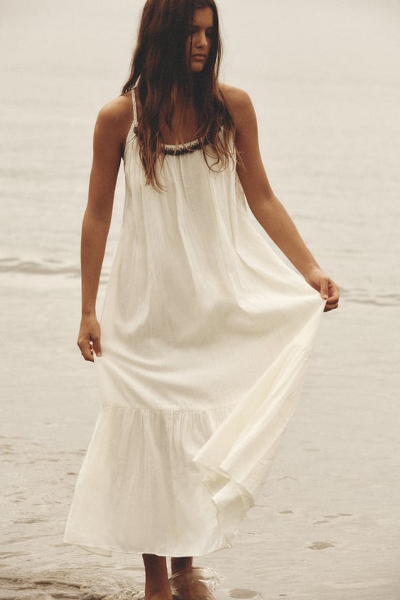 El vestido de tirantes con aplicaciones de monedas en color blanco de las rebajas de Zara