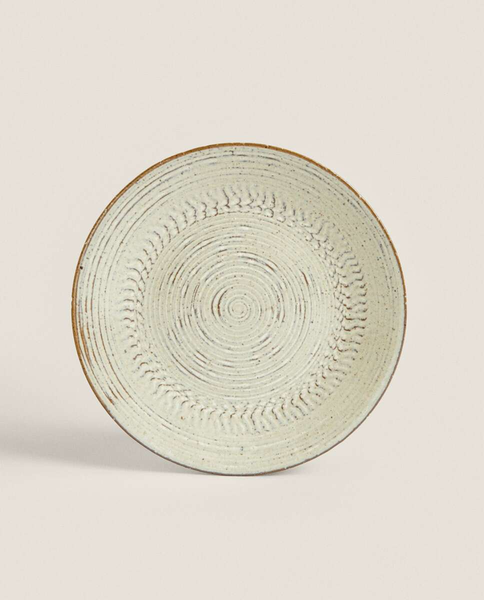 El plato llano de gres con diseño espiral del catálogo online de Zara Home