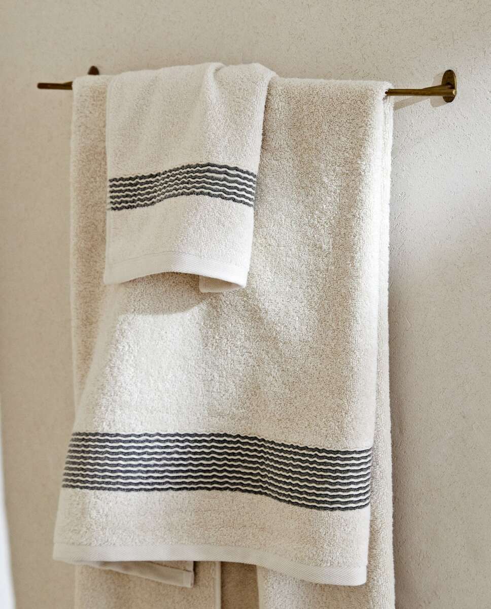 Las toallas de Zara Home de algodón con cenefa con pliegues