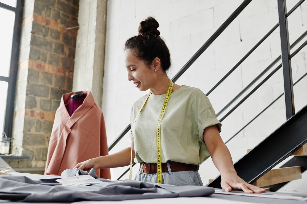 Una chica que trabaja como autónoma en su tienda de costura