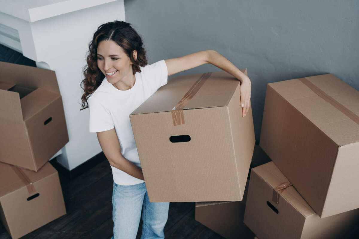 Mujer desempacando cajas en una casa nueva