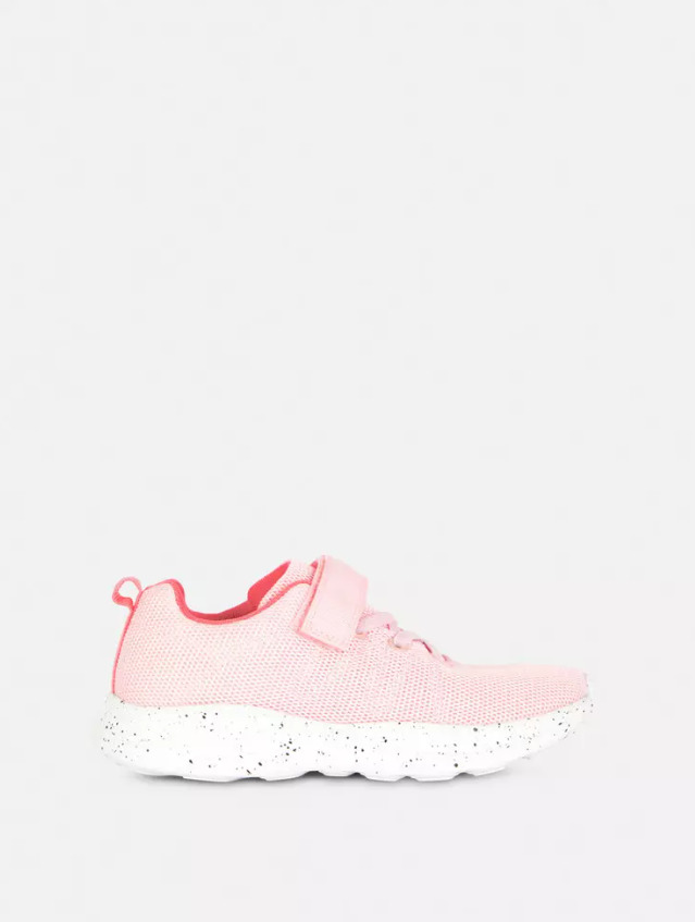 Las zapatillas deportivas con suela moteada para niñas de Primark online en color rosa
