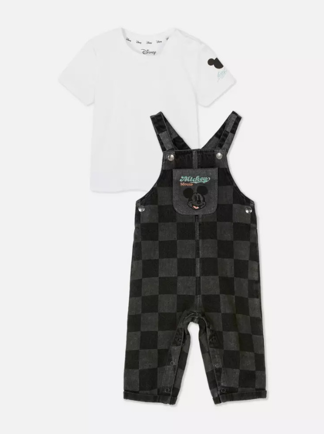 El conjunto de peto negro de Disney de Primark