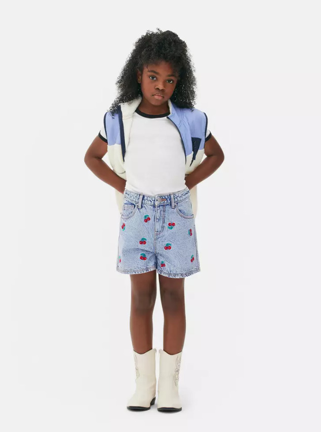 Los pantalones vaqueros cortos con estampado de cerezas de la colección de ropa de niña de Primark