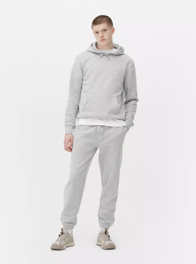 El set de sudadera y pantalones jogger para hombre de Primark