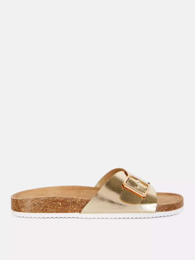 Las sandalias doradas con hebilla de Primark