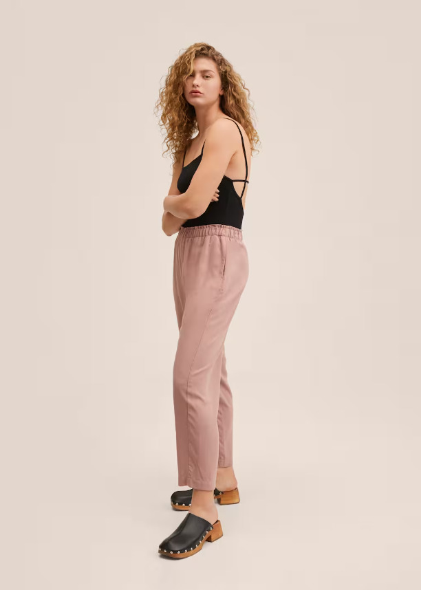 El pantalón crop con cintura elástica de Mango Outlet