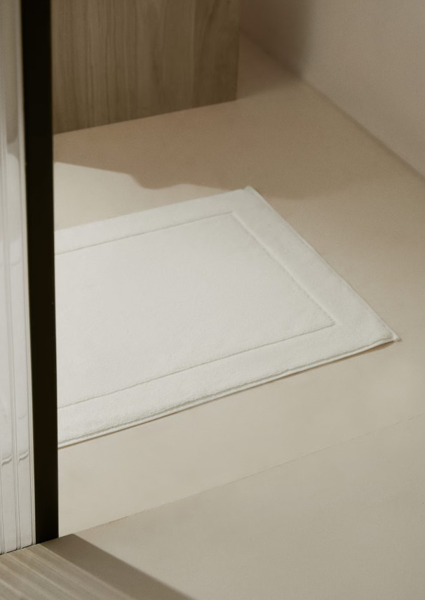 La alfombra de baño 100% algodón de Mango Home en color blanco