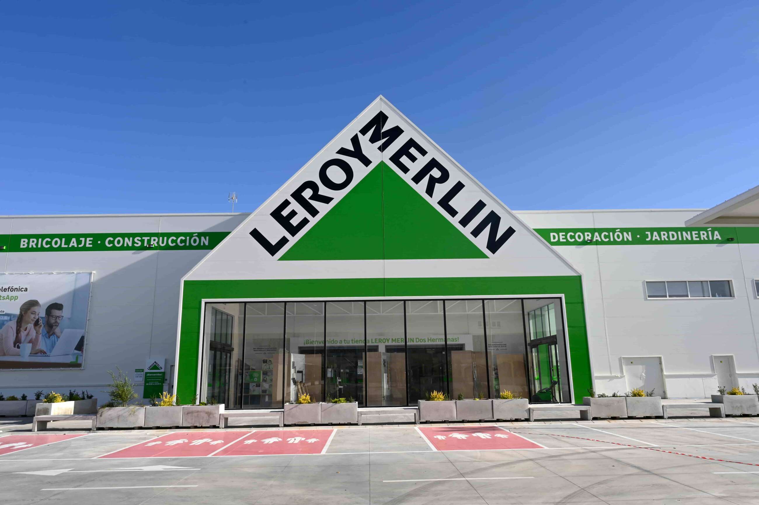 Leroy Merlin apuesta por el césped artificial para brindar un toque distintivo a tu terraza.
