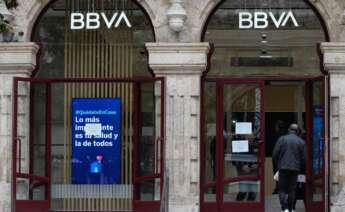 Un hombre entra en una sucursal bancaria del BBVA