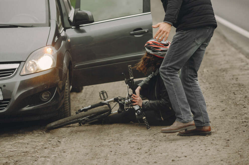 Accidente entre un conductor y una ciclista.