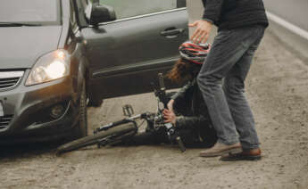 Accidente entre un conductor y una ciclista.