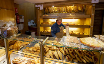 Vista de una panadería del centro de Teruel. Foto: EFE/Antonio Garcia