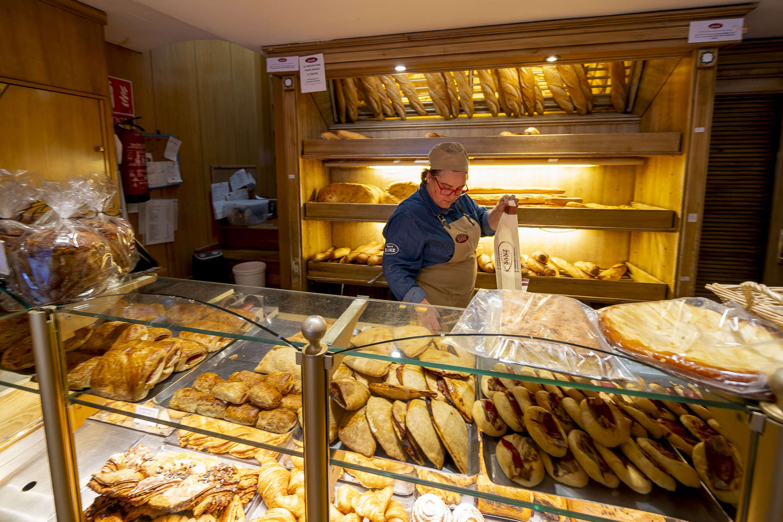 Vista de una panadería del centro de Teruel. Foto: EFE/Antonio Garcia