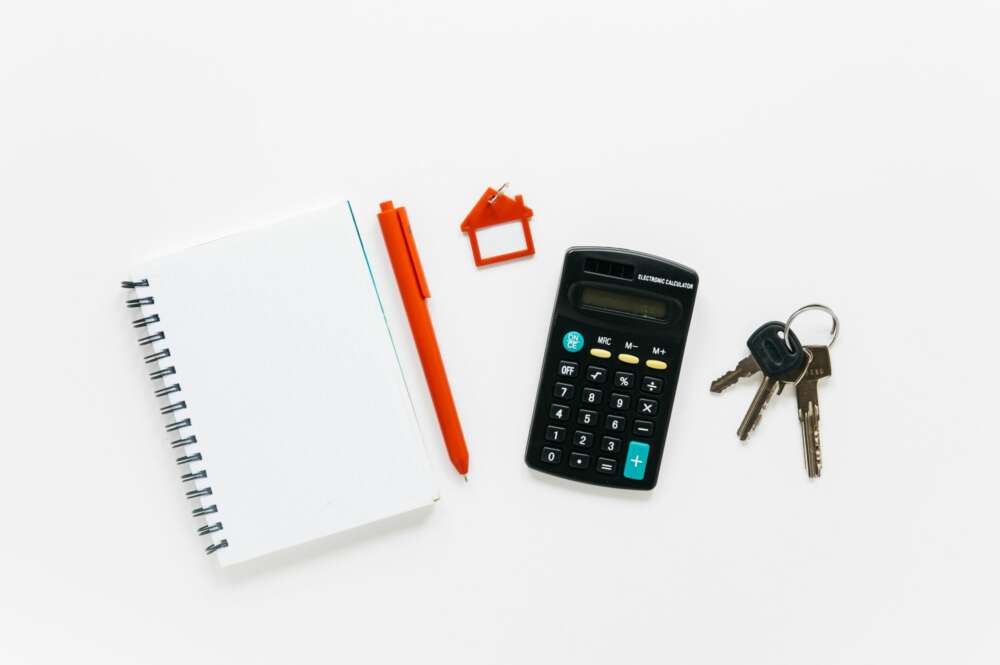 En la imagen aparece una libreta, un bolígrafo, una calculadora y unas llaves. Foto: Freepik.