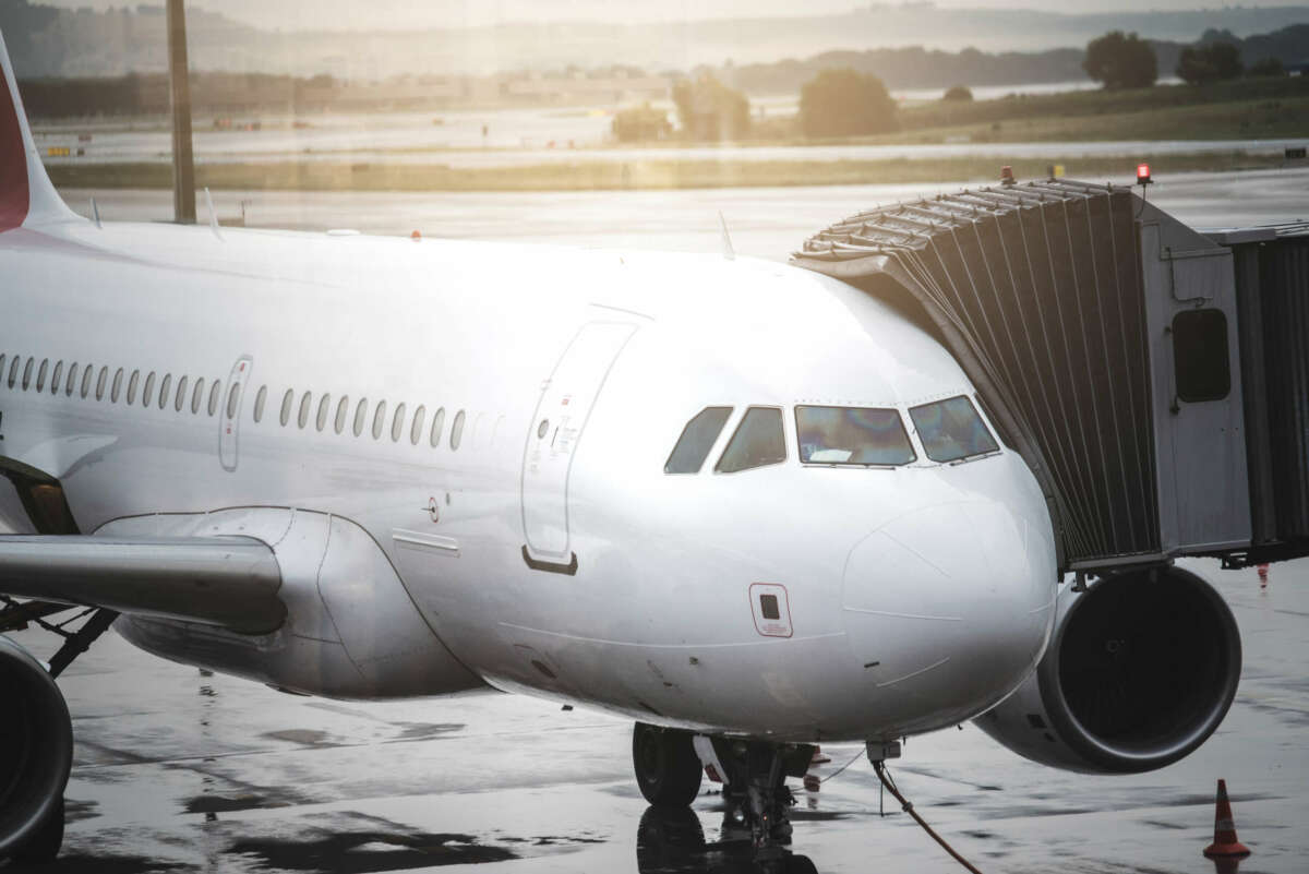 Un avión esperando en la pista del aeropuerto.