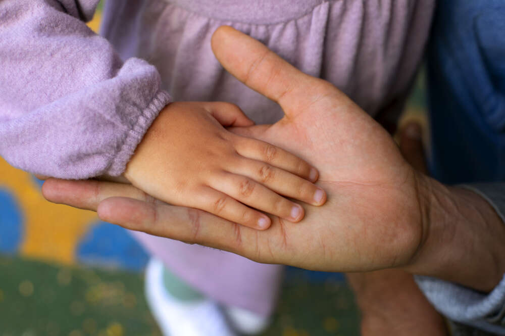 Padre e hija de la mano.