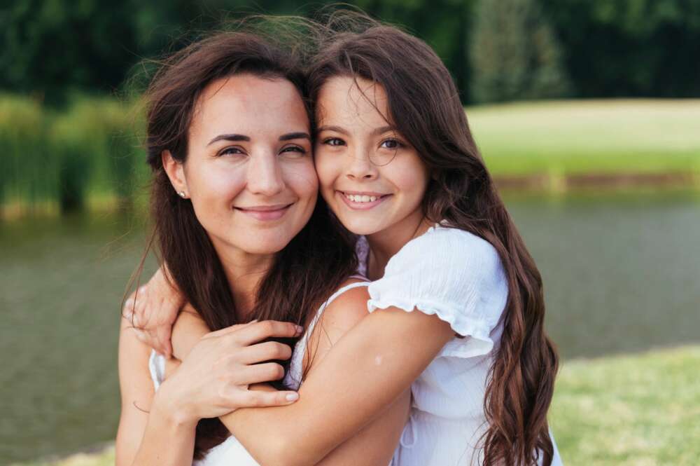 Una hija abraza a su madre. Foto: Freepik.