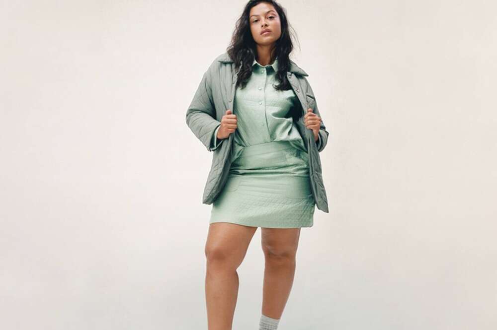 Una modelo plus size de la colección Violeta de Mango