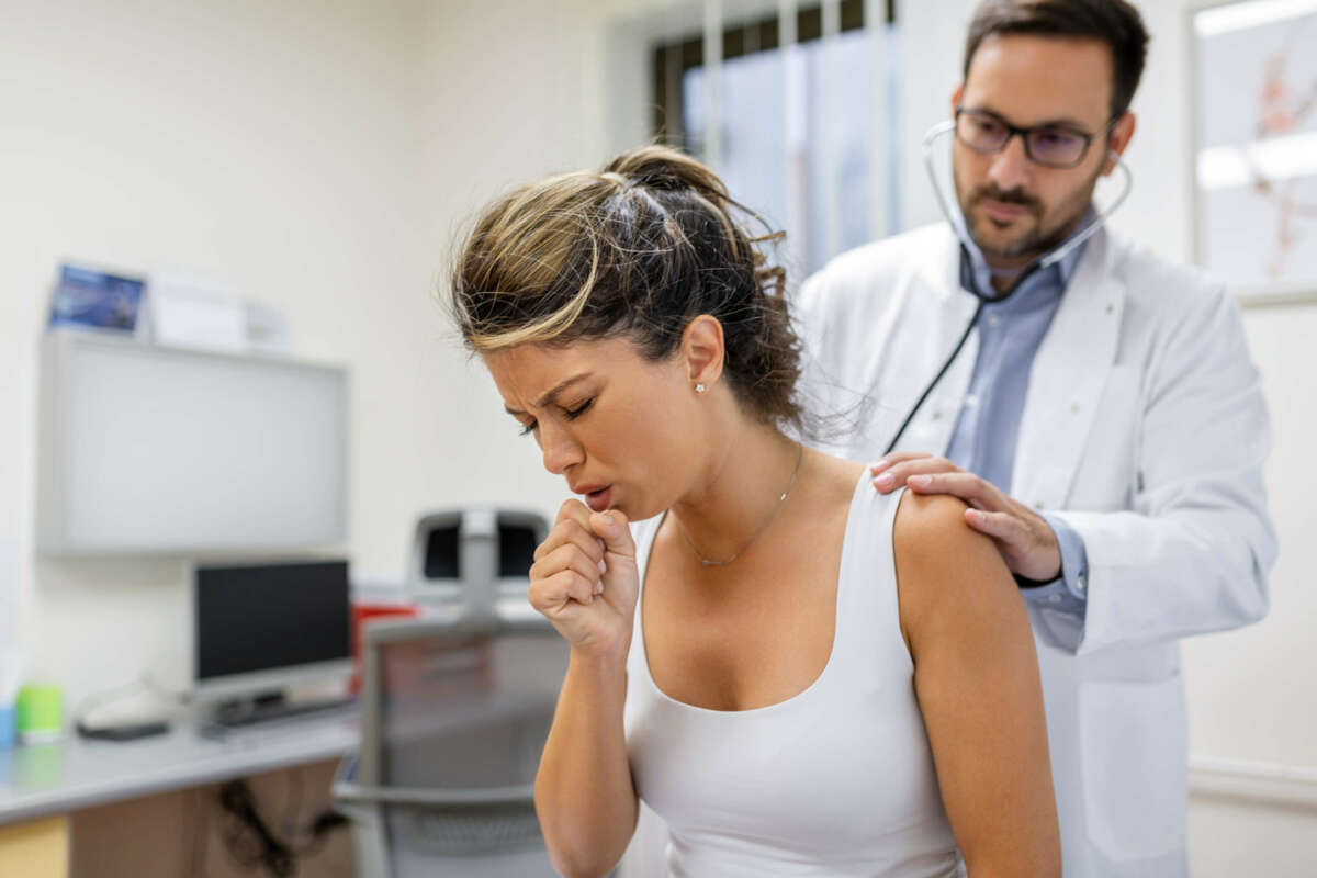 Una mujer es atendida por un médico.