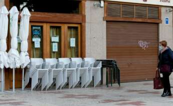 Un bar de Burgos cerrado por la crisis del coronavirus.