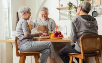 Varias personas de avanzada edad comparten piso. Foto: Freepik.