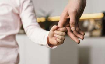 Padre e hija cogidos de la mano.