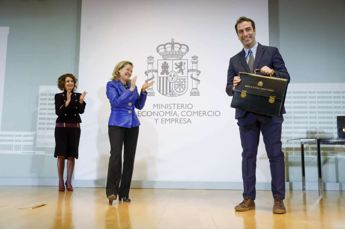 El nuevo ministro de Economía, Carlos Cuerpo (d) recibe la cartera de manos de su antecesora en el cargo, Nadia Calviño (c) en presencia de María Jesús Montero (i), nueva vicepresidenta primera. EFE/ Juan Carlos Hidalgo Gobierno 
