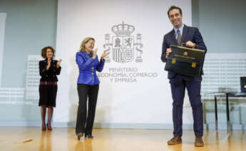 El nuevo ministro de Economía, Carlos Cuerpo (d) recibe la cartera de manos de su antecesora en el cargo, Nadia Calviño (c) en presencia de María Jesús Montero (i), nueva vicepresidenta primera. EFE/ Juan Carlos Hidalgo