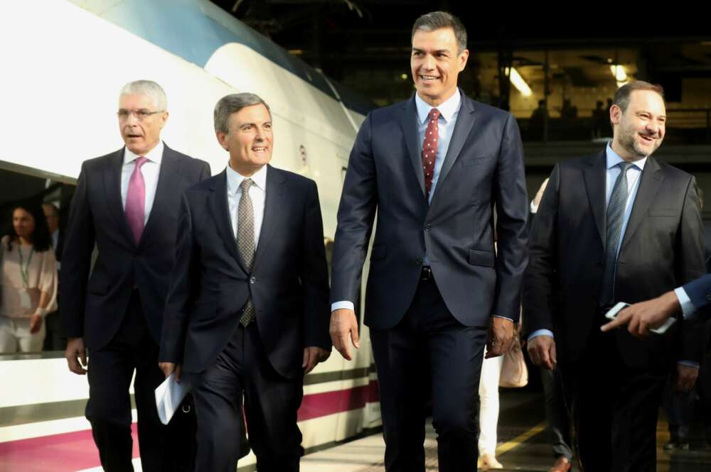 El presidente del Gobierno, Pedro Sánchez, y el Presidente de Correos, Pedro Saura. EFE/Kiko Huesca