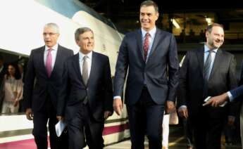 El presidente del Gobierno, Pedro Sánchez, y el Presidente de Correos, Pedro Saura. EFE/Kiko Huesca