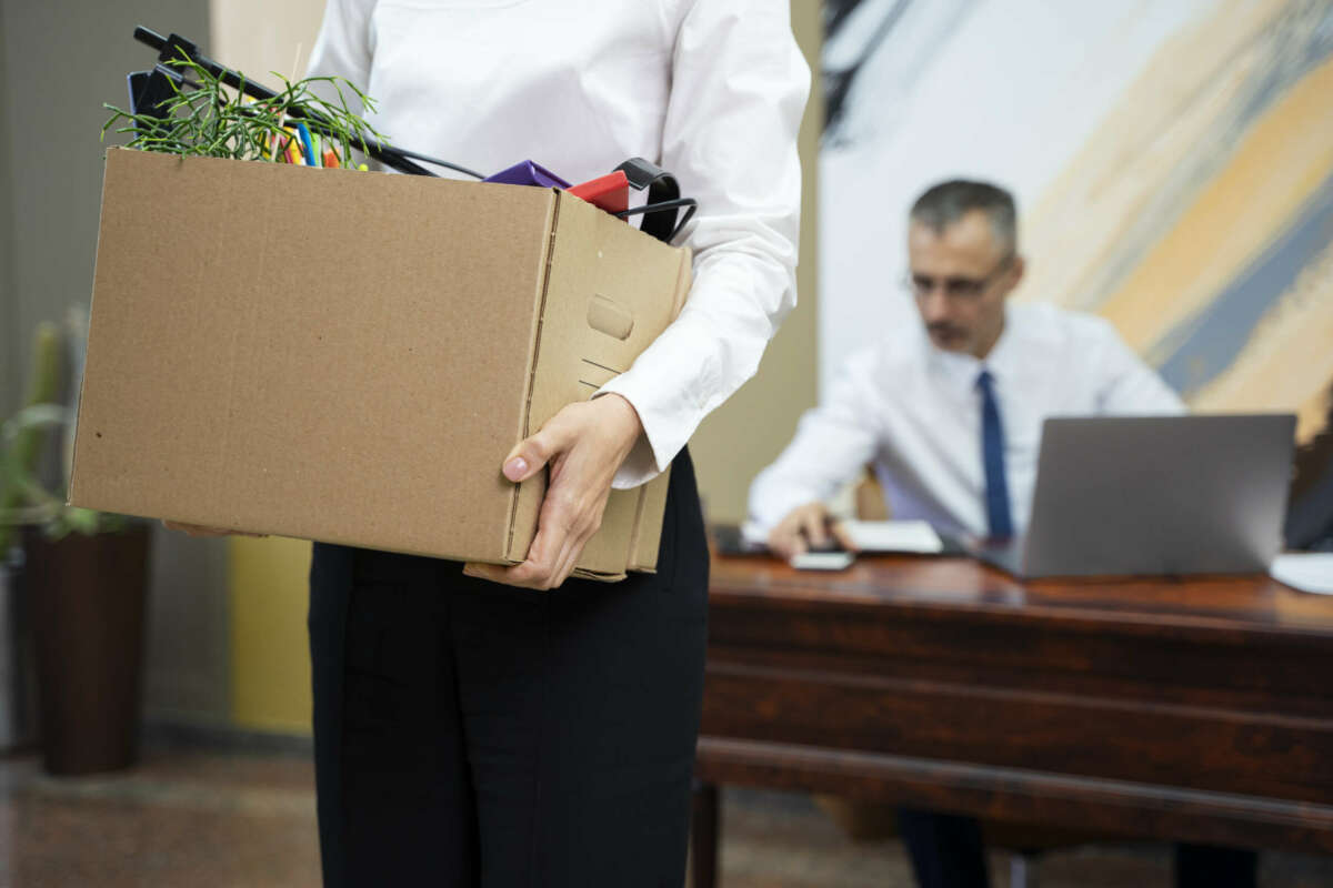 Una mujer recoge sus pertenencias personales del trabajo.