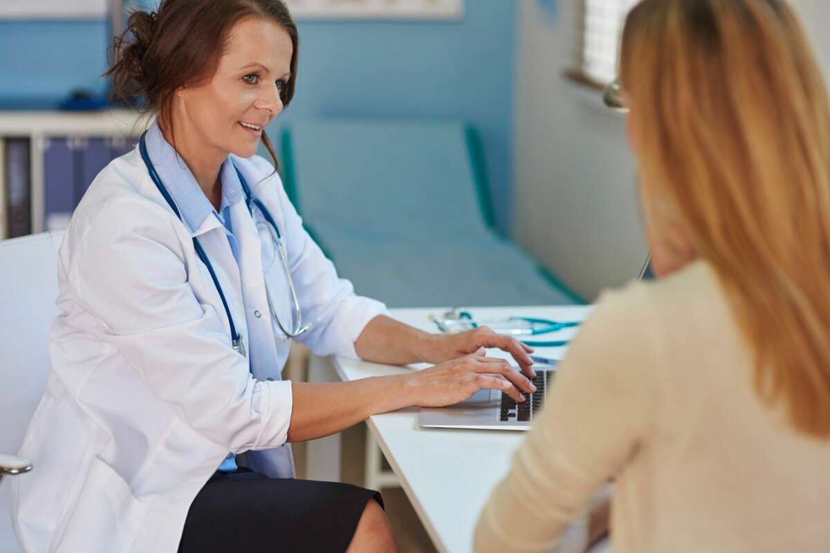 Un miembro del equipo médico evalúa a un paciente. Foto: Freepik.