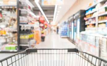 Un consumidor recorre los pasillos del supermercado con un carrito. Foto: Freepik.