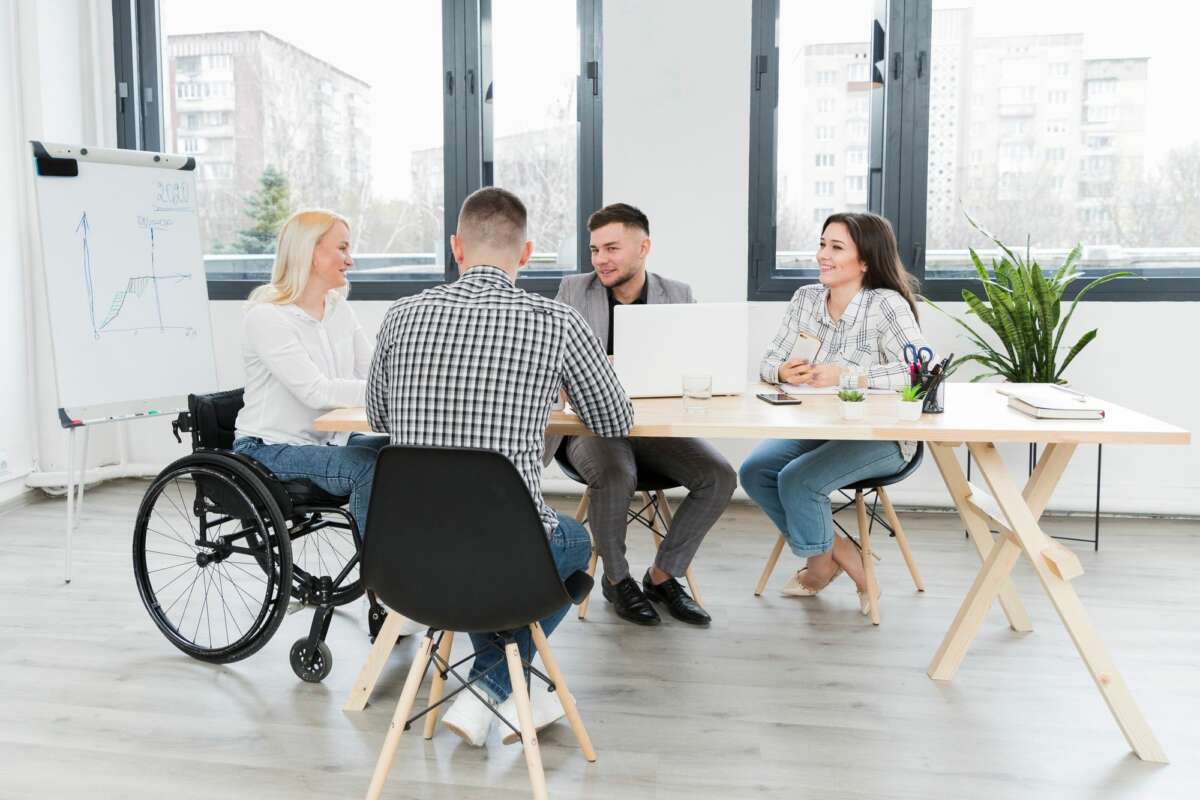 Una persona con discapacidad trabaja en un despacho.